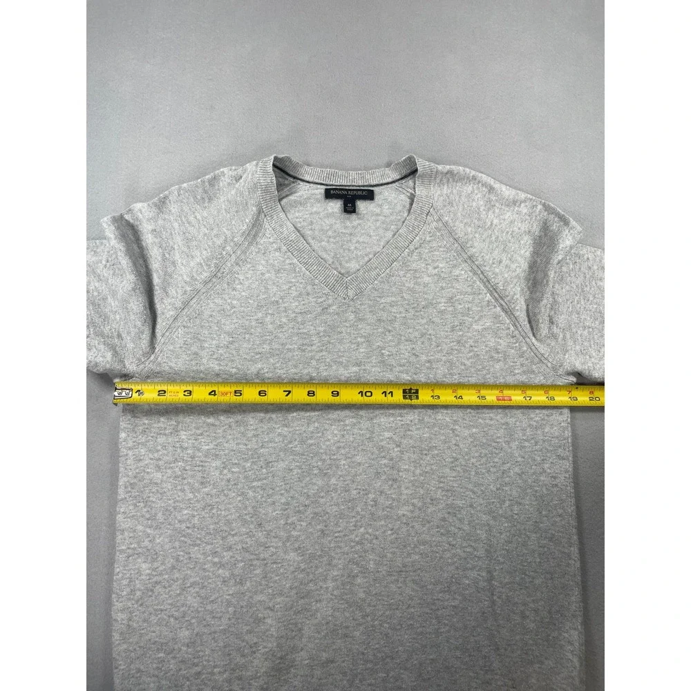 Banana Republic Mens Sweater V-Neck Light Gray Cotton Knit Size M